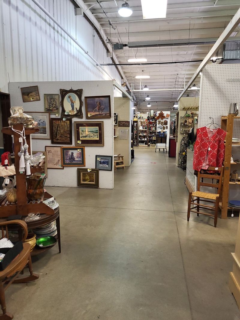 Four Hundred Fifty Dealers Under One Roof Four Hundred Fifty Dealers Under One Roof