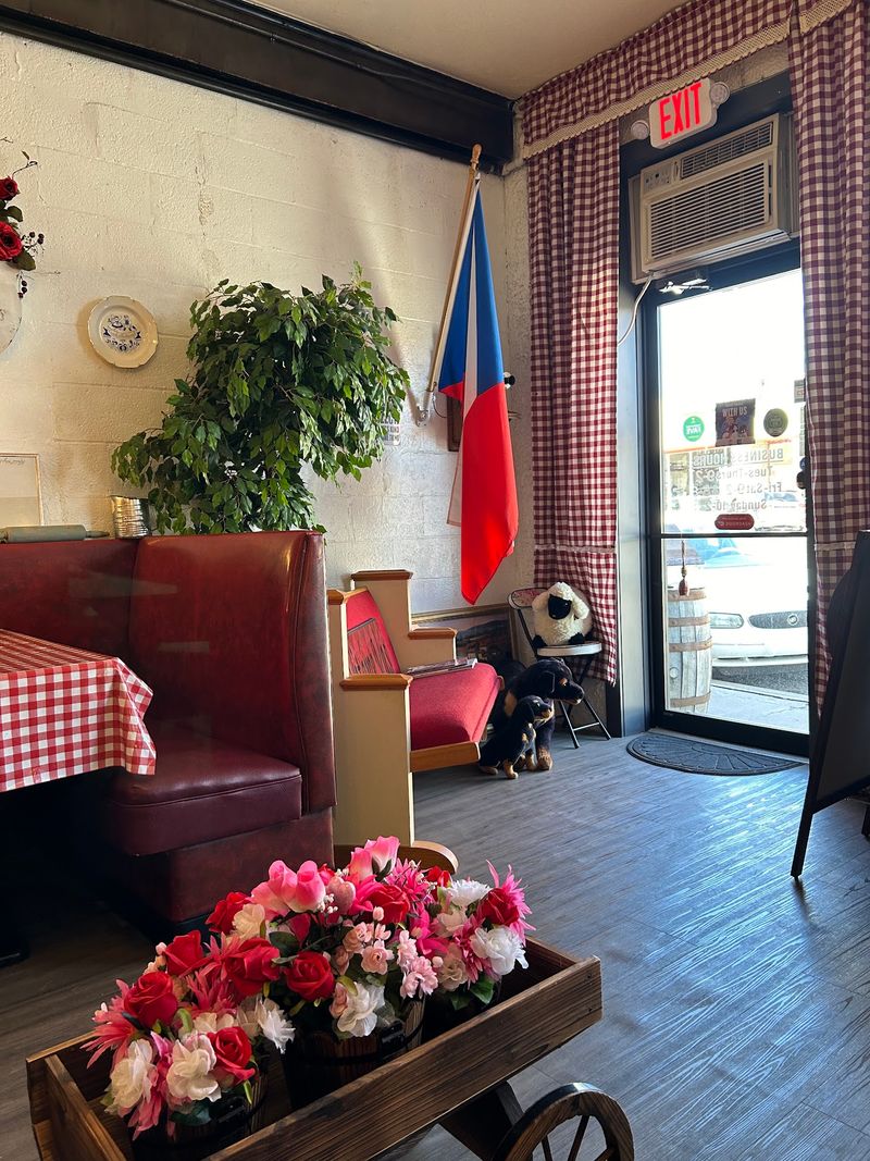 From Home Kitchen Catering to a Main Street Café From Home Kitchen Catering to a Main Street Café