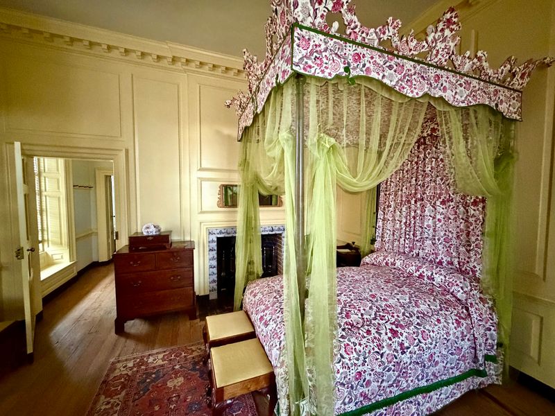 Guided Rooms Full of Royal Drama