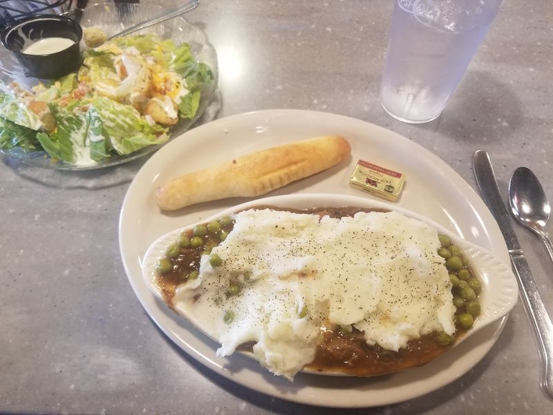 Homestyle Plates and a Salad Bar Worth Circling