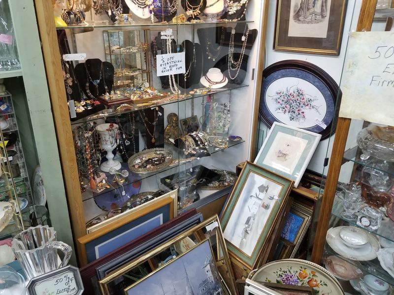 Jewelry Cases Worth Leaning Over Jewelry Cases Worth Leaning Over