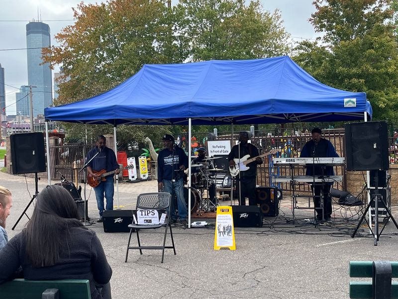 Live Music Drifting Between the Tables