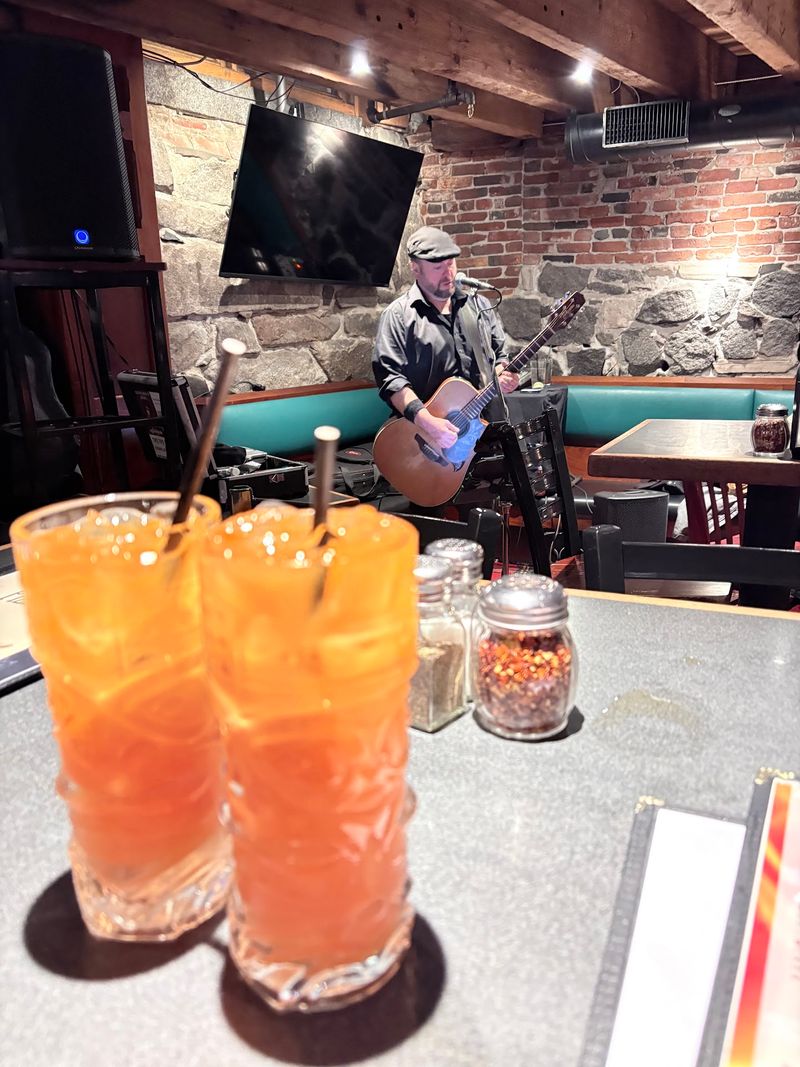 Live Music That Turns Lunch Into A Party Live Music That Turns Lunch Into A Party