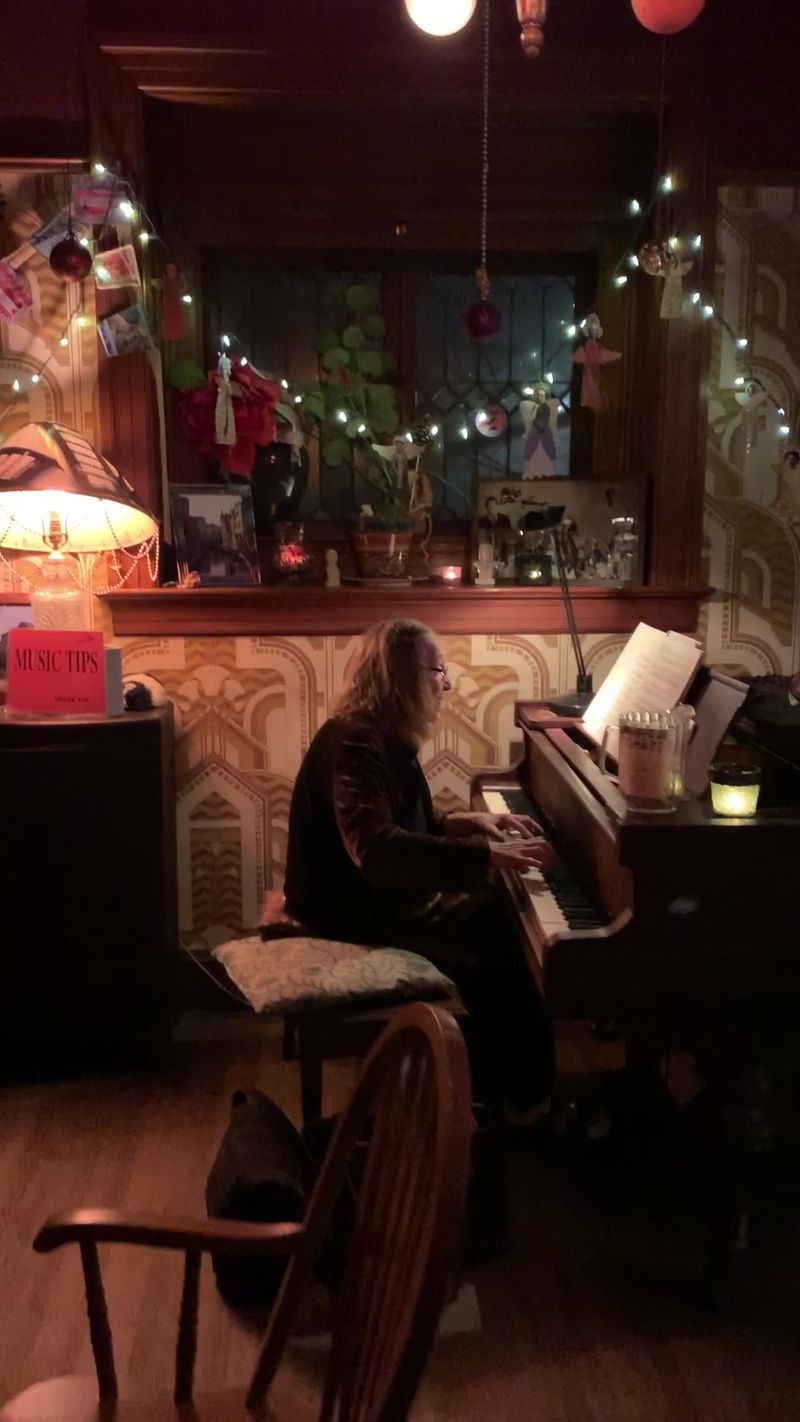 Live Piano Drifting Through the Rooms