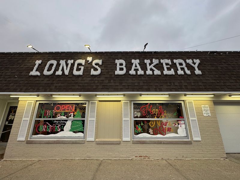 Long's Bakery, a Near Westside Donut Legend Long's Bakery, a Near Westside Donut Legend