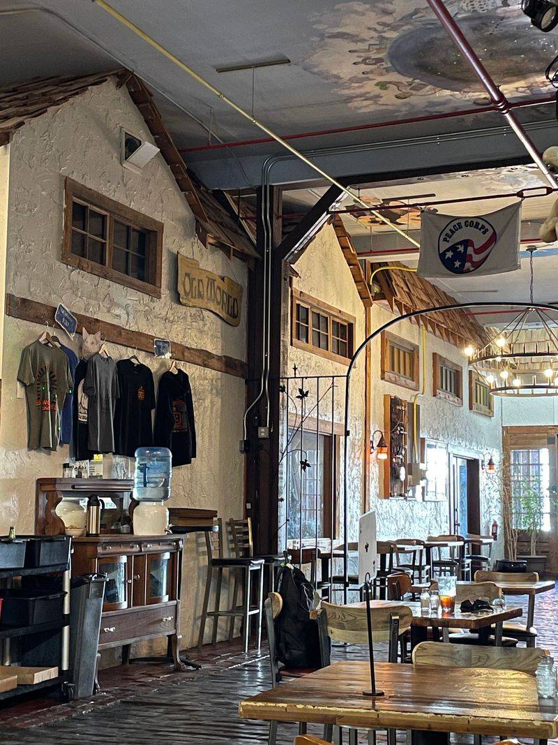 Murals That Turn Lunch Into A Storybook Murals That Turn Lunch Into A Storybook