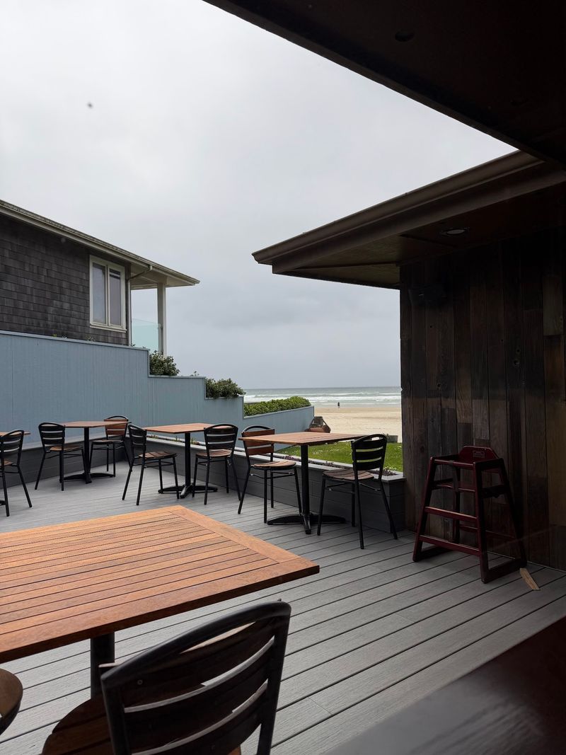 Outdoor Seating for Breezy Afternoons Outdoor Seating for Breezy Afternoons
