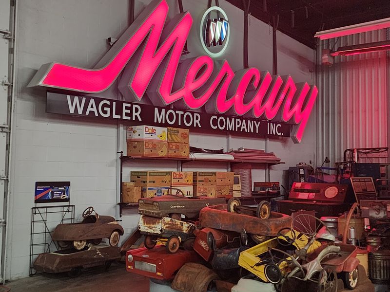 Over 200 Neon Signs Buzzing to Life Over 200 Neon Signs Buzzing to Life