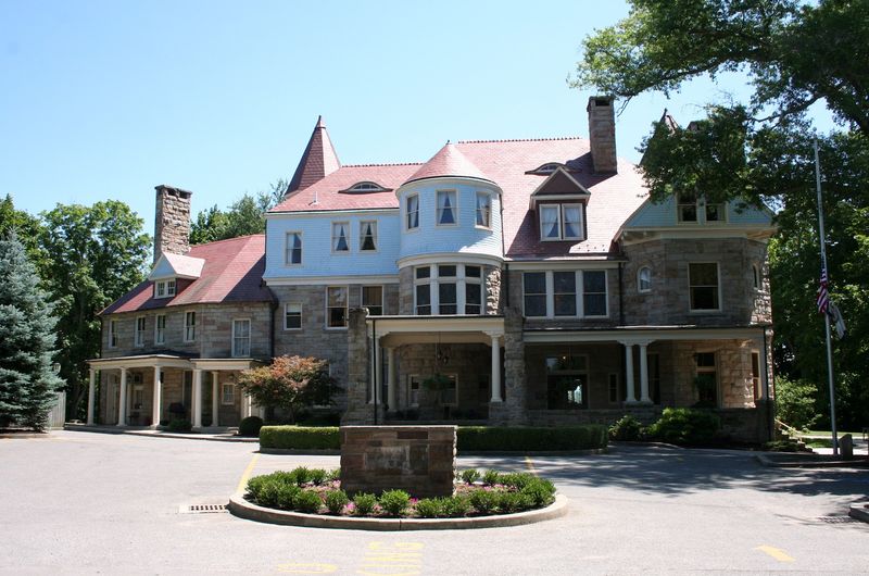 Planning a Visit to the Hilltop Mansion Planning a Visit to the Hilltop Mansion