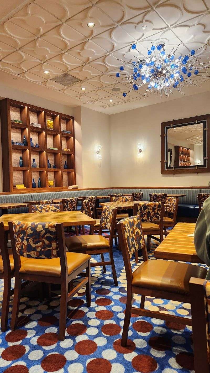 Relaxed Seating That Suits Big Groups And Long Talks Relaxed Seating That Suits Big Groups And Long Talks