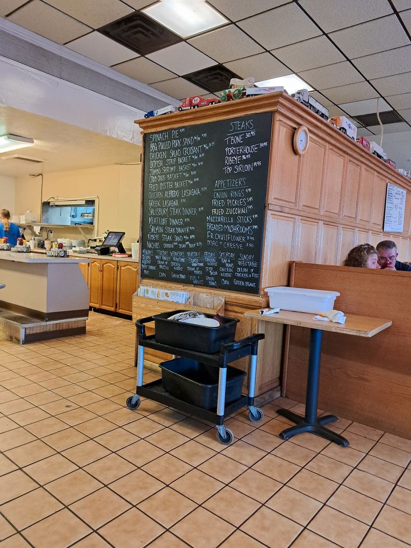 Servers Who Treat Strangers Like Regulars Servers Who Treat Strangers Like Regulars
