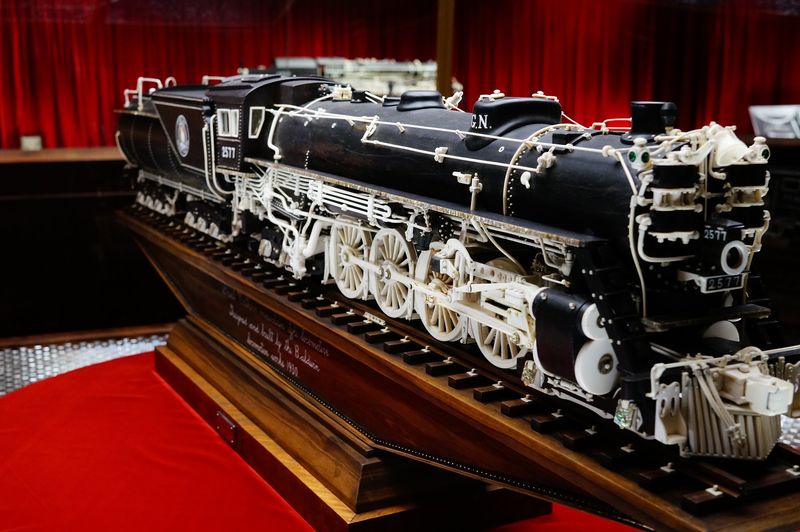 Steam Engines Carved From Ebony, Ivory, and Walnut Steam Engines Carved From Ebony, Ivory, and Walnut