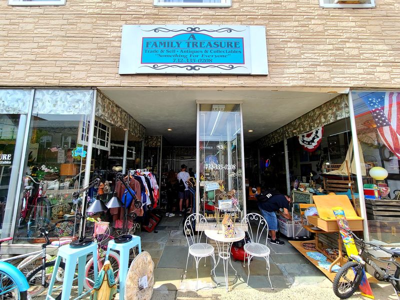 The Front Street Storefront That Pulls You In The Front Street Storefront That Pulls You In