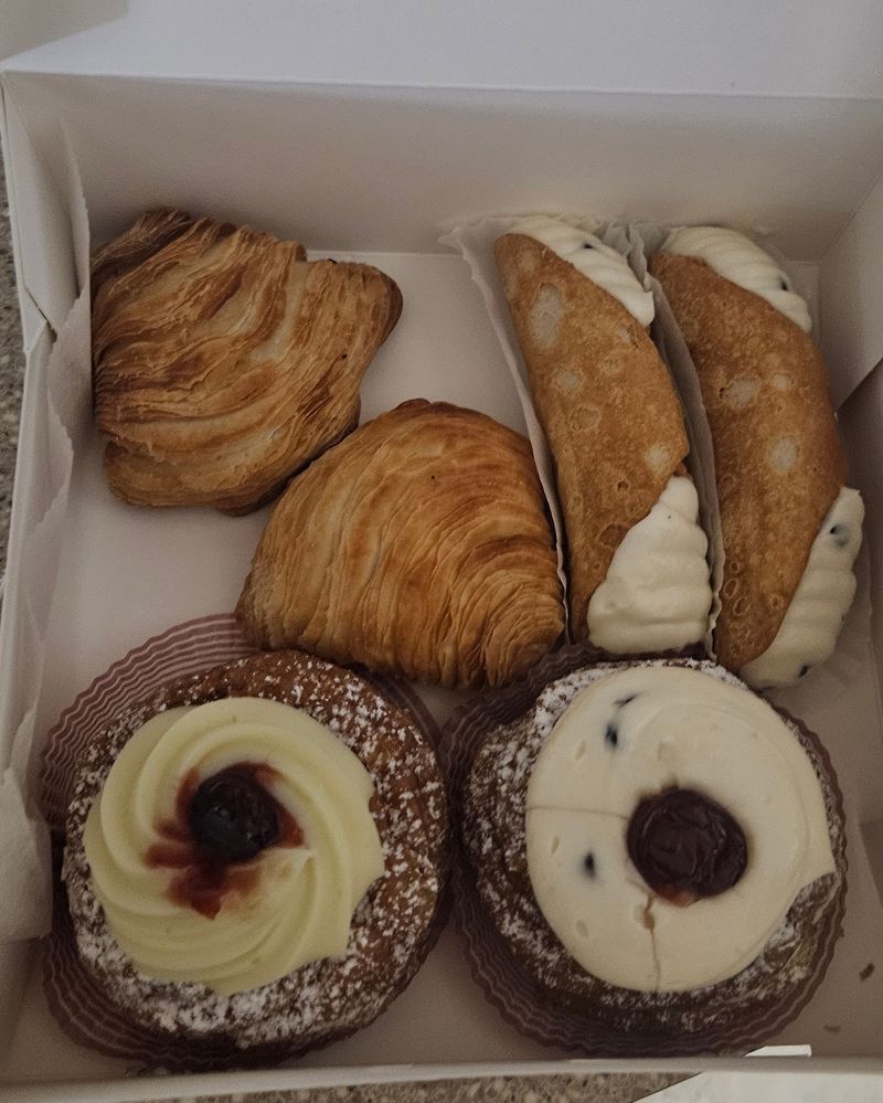 The Great Cannoli Debate, Mini or Large