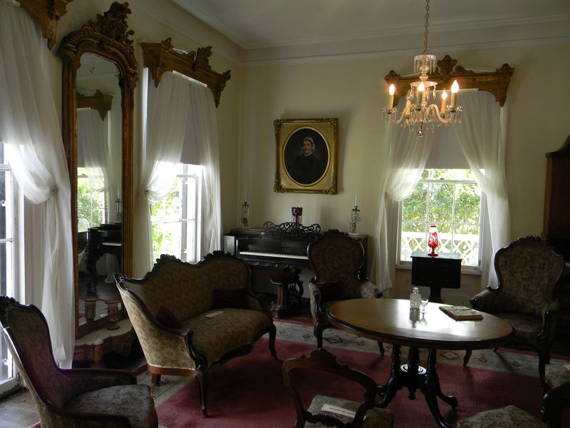The Parlor Where a Government Ended