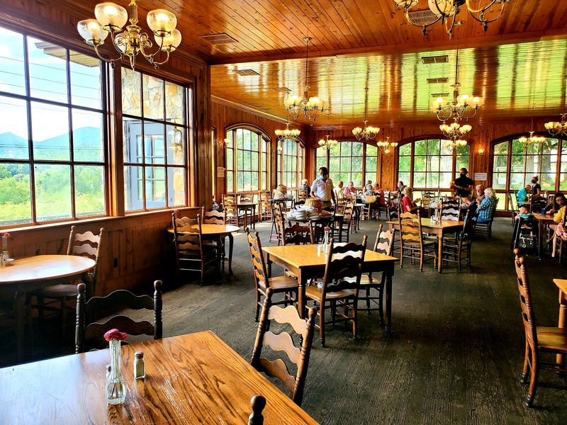 The Renovated Dining Room Keeps Its Old Warmth
