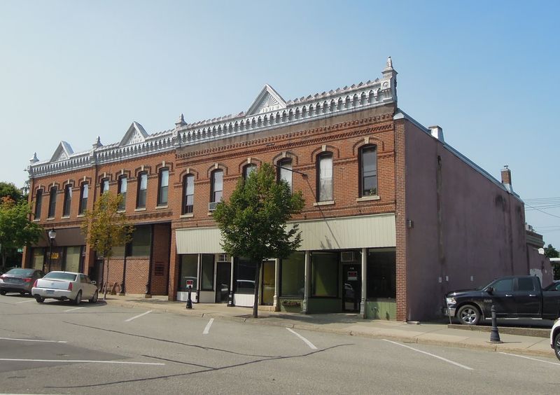 Two Blocks of Storefronts That Swallow an Hour