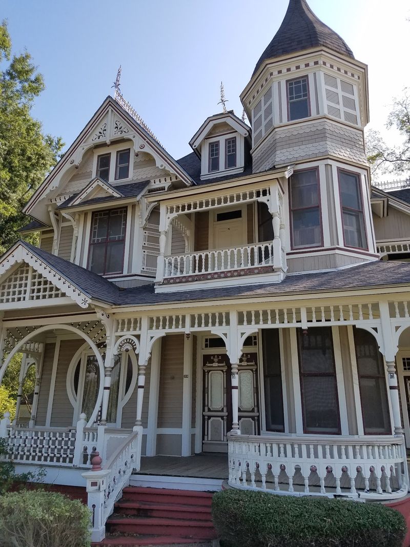 Victorian Homes That Steal the Spotlight Victorian Homes That Steal the Spotlight