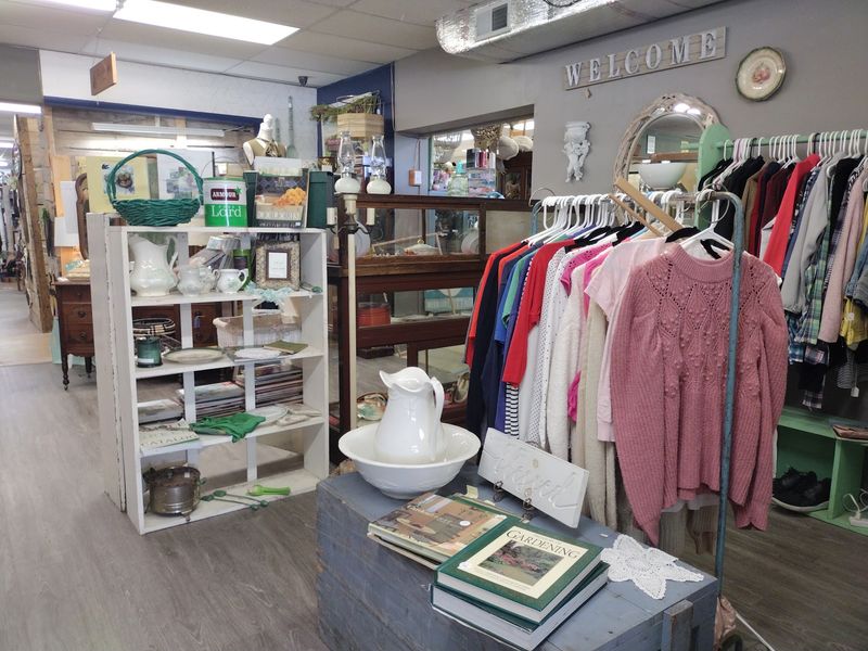 Vintage Clothing and Bargain-Priced Style Vintage Clothing and Bargain-Priced Style