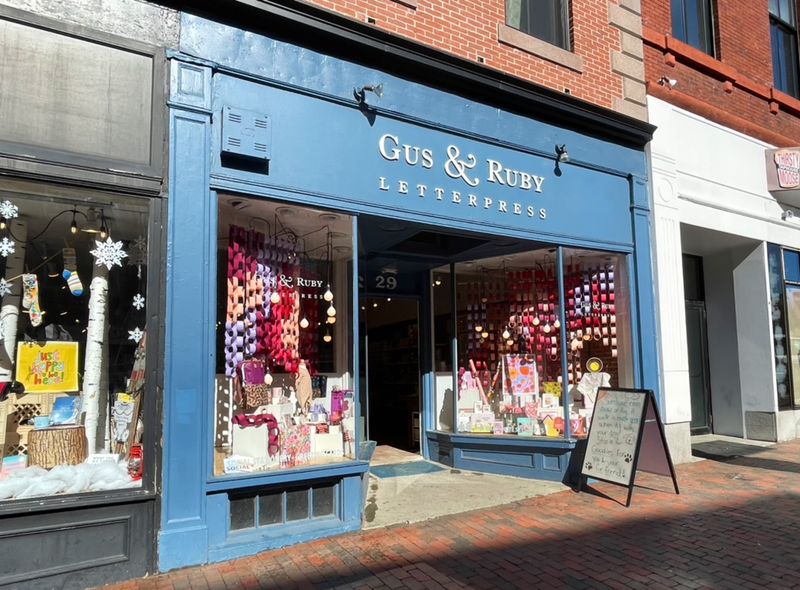 Window Displays That Change With The Seasons Window Displays That Change With The Seasons