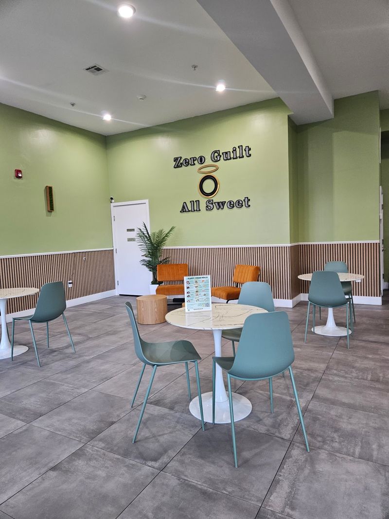 A Bright, Easygoing Spot to Linger A Bright, Easygoing Spot to Linger