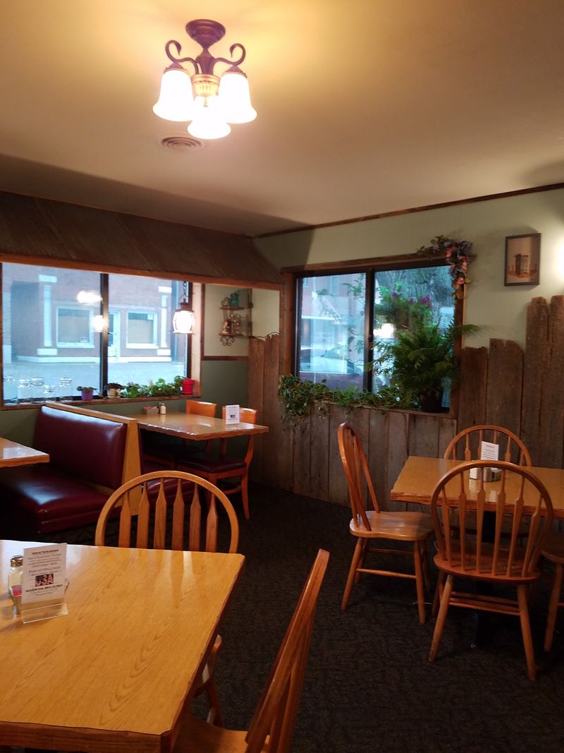 A Dining Room That Feels Like Somebody's Home A Dining Room That Feels Like Somebody's Home