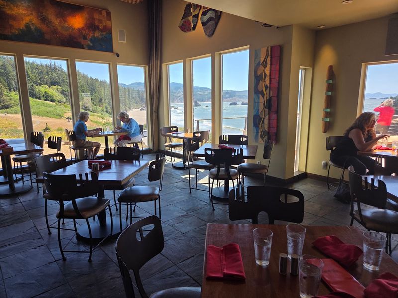 A Dining Room That Leans Toward the Pacific