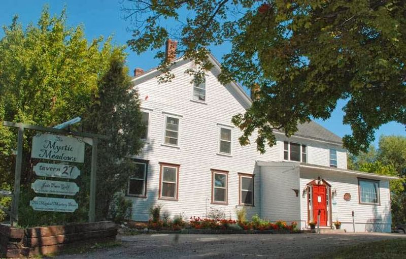 A Farmhouse That Refuses to Be Boring