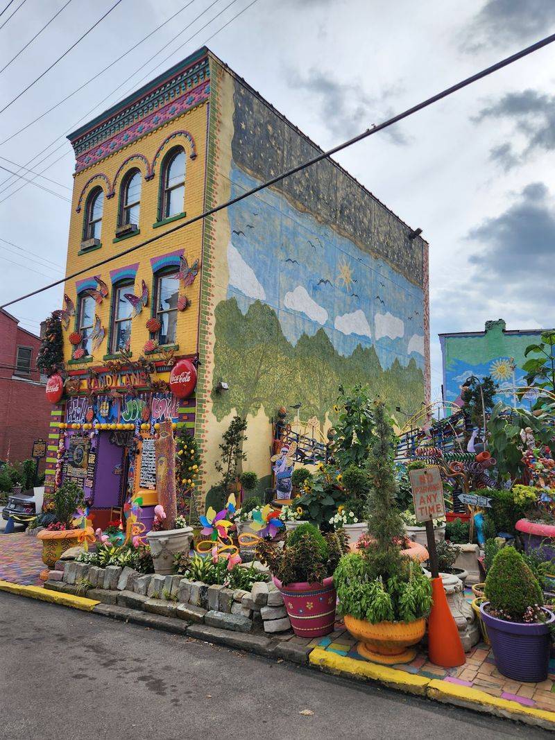 A Giant Mural Worth Craning Your Neck For