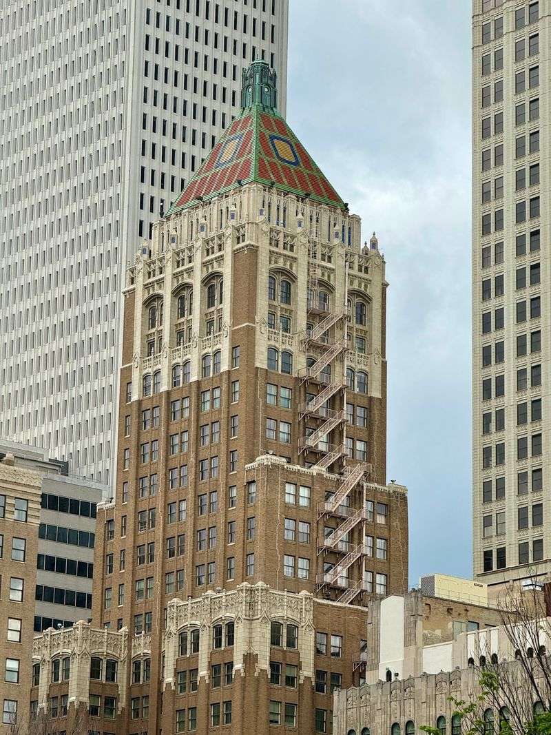 A Gothic-Flavored Tower in the Heart of Downtown A Gothic-Flavored Tower in the Heart of Downtown