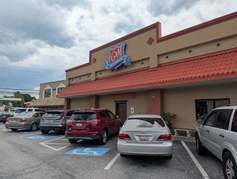 A Pizza Shop That Grew Into a Crab Legend