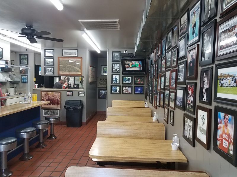 A Pocket-Sized Hot Dog Nook With a Big Following