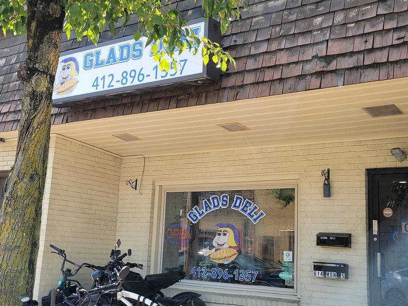 A Sandwich Shop That Shows Up for Its Hometown