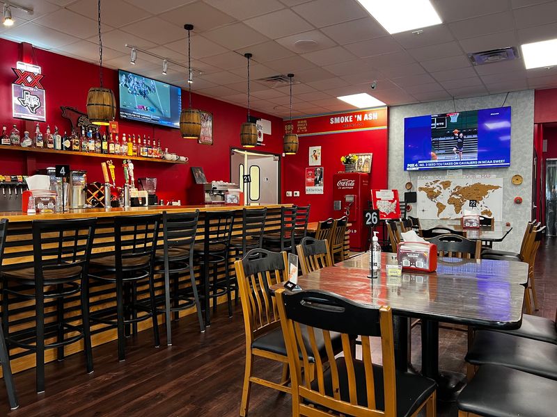 A Strip Mall Spot With a Living Room Vibe A Strip Mall Spot With a Living Room Vibe