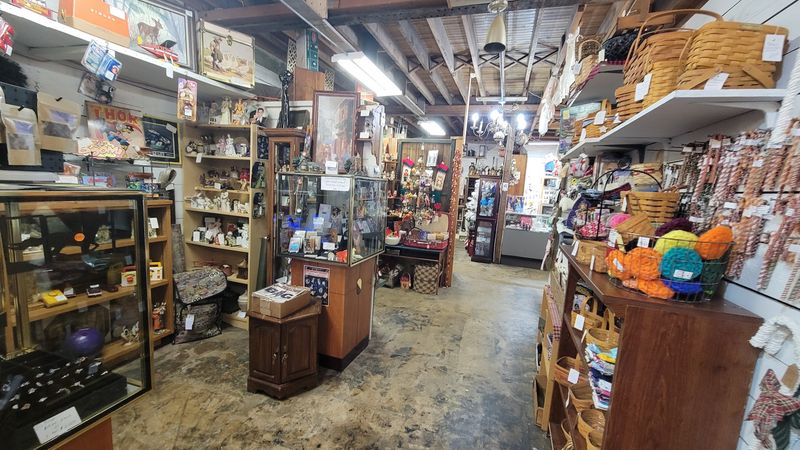 A Vintage Market Hiding in Plain Sight on the Mother Road A Vintage Market Hiding in Plain Sight on the Mother Road