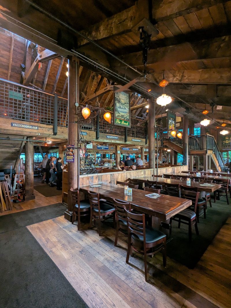 An Eight-Sided Barn Steals Every Wedding Photo
