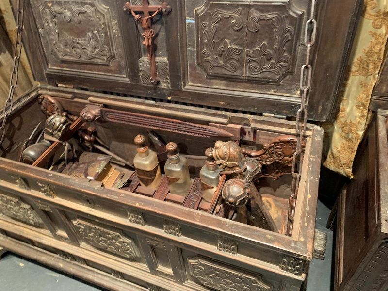 Antique Kits Built for Hunting Vampires Antique Kits Built for Hunting Vampires
