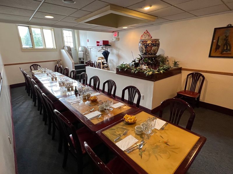 Booths, Big Tables, And That Classic Chinese Restaurant Feeling