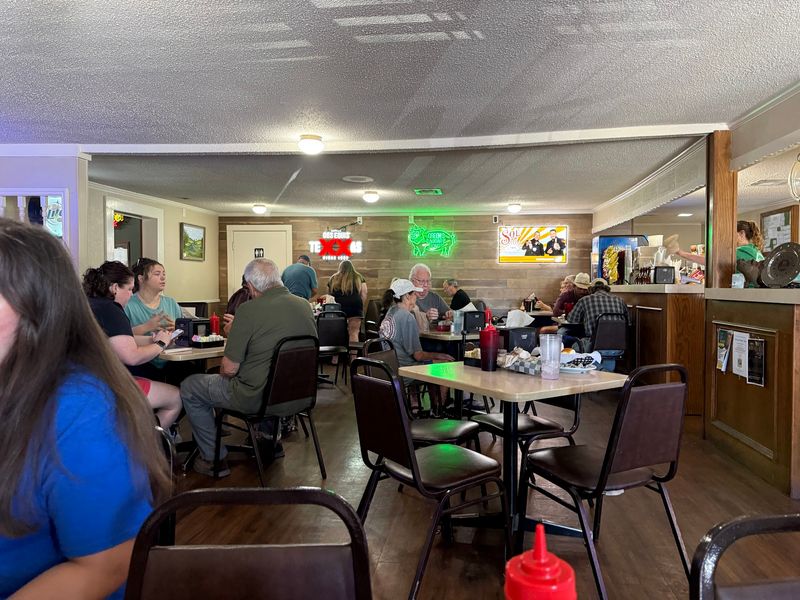 Breakfast and Lunch in a Down Home Dining Room