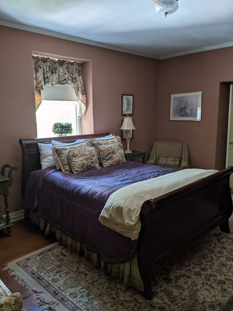 Cozy Suites With a Modern Twist Cozy Suites With a Modern Twist