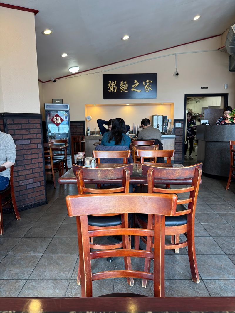 Cozy Tables and a Classic Diner Feel