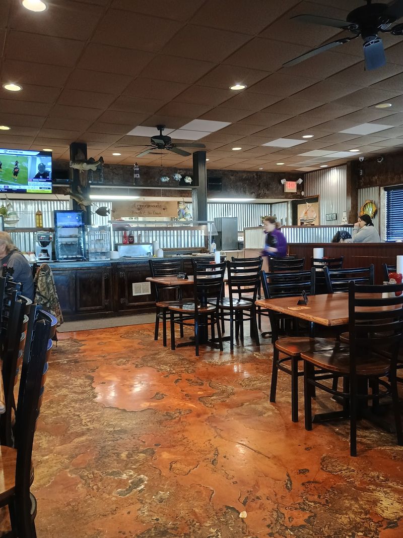Diner Bones and a No-Fuss Dining Room