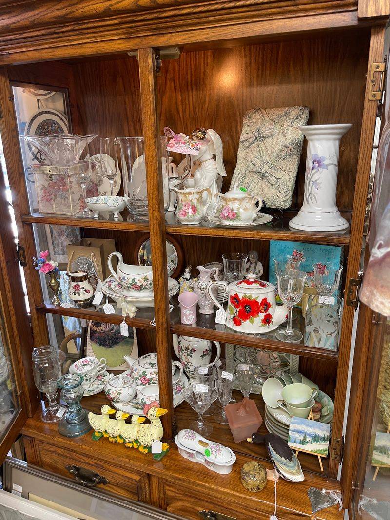 Find Out What That Mystery Heirloom Is Really Worth Find Out What That Mystery Heirloom Is Really Worth