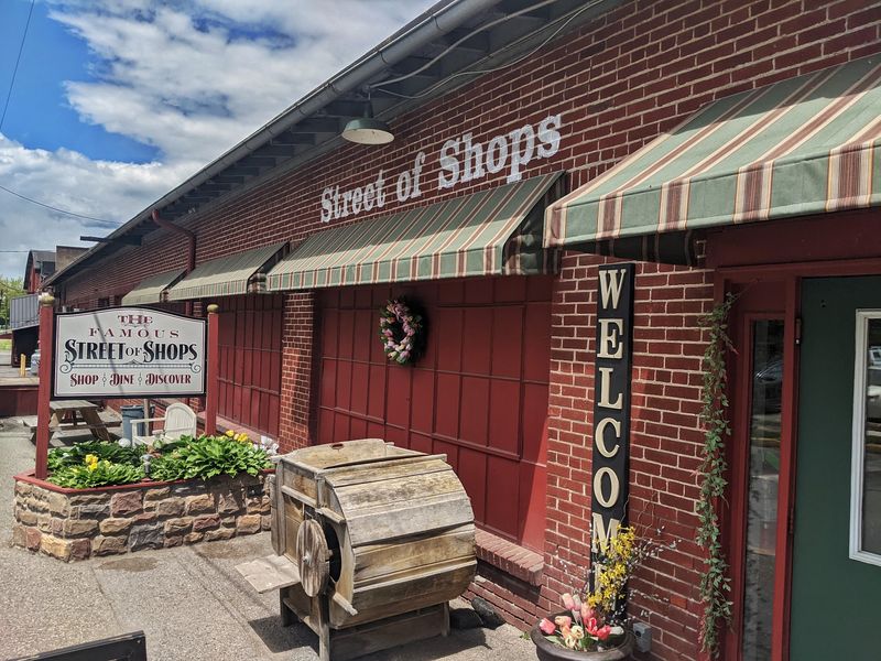 Five Hundred Shops Means You Should Clear Your Whole Afternoon Five Hundred Shops Means You Should Clear Your Whole Afternoon