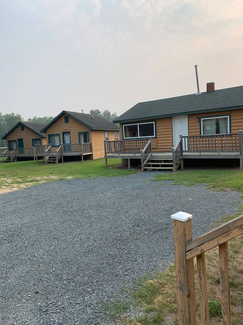 Five Quiet Cabins Make It An Overnight Trip Five Quiet Cabins Make It An Overnight Trip