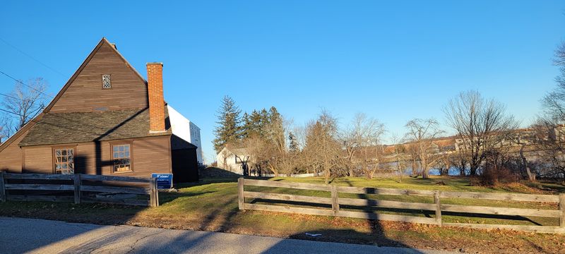 Gardens, Rabbits, and a Quiet Neighborhood Stroll