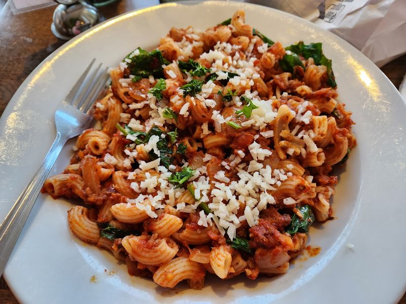 Garlic Lovers Should Keep An Eye On The Seasonal Pasta