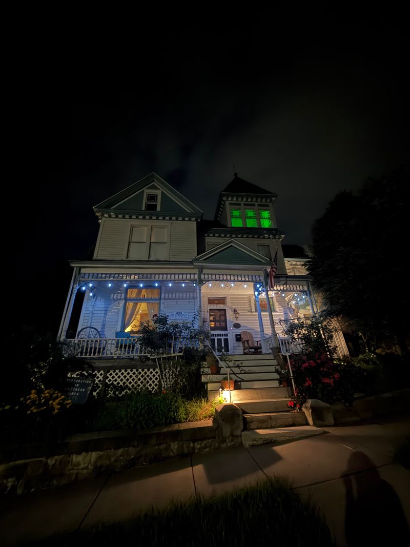 Ghost Tour Fans, Your Bedroom Might Be On The Route Ghost Tour Fans, Your Bedroom Might Be On The Route