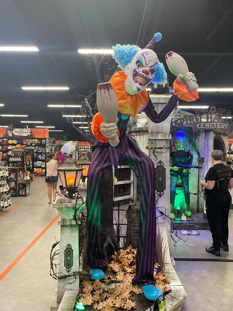 Good Luck Walking Past The Animatronics Without Pressing A Button Good Luck Walking Past The Animatronics Without Pressing A Button