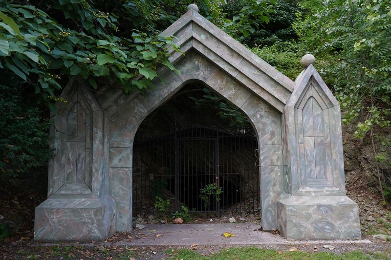 Gothic Arches and Old-Time Style Gothic Arches and Old-Time Style
